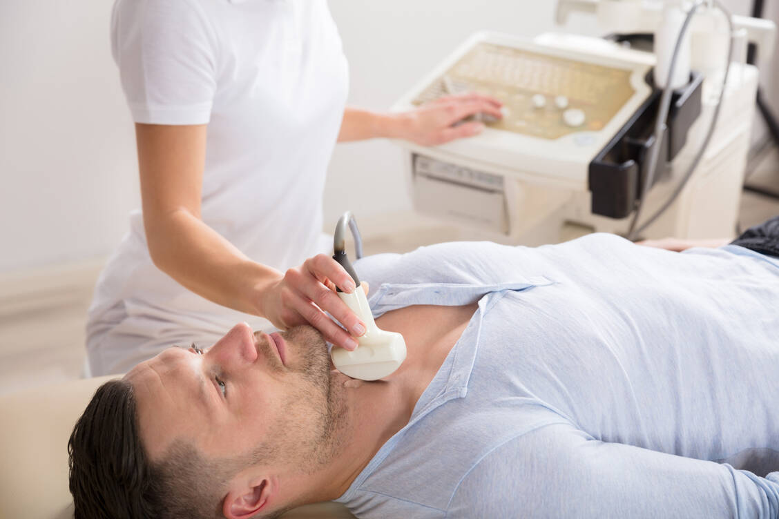 Mittels Sonografie der Schilddrüse kann der Arzt die Größe und Struktur des Organs sowie die umliegenden Strukturen wie Lymphknoten und Blutgefäße beurteilen. / Foto: Adobe Stock/Andrey Popov