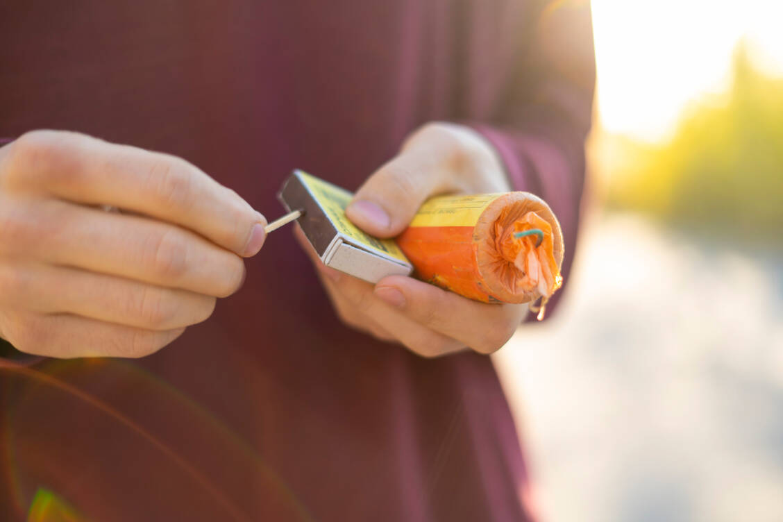 Wer unbedingt an Silvester knallen möchte, sollte dies nur mit zugelassenen Feuerwerkskörpern tun, die mit ausreichendem Sicherheitsabstand gezündet werden. / © Getty Images/Михаил Руденко