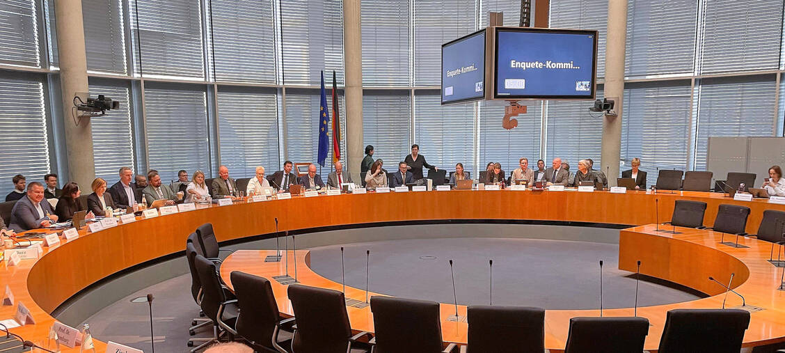 Gestern wurden die Themen Impfstrategie und Forschung für zukünftige Pandemien in der Enquete-Kommission besprochen. Lauterbach dankte den Apotheken für ihren Einsatz während der Pandemie.  / © Imago/dts Nachrichtenagentur