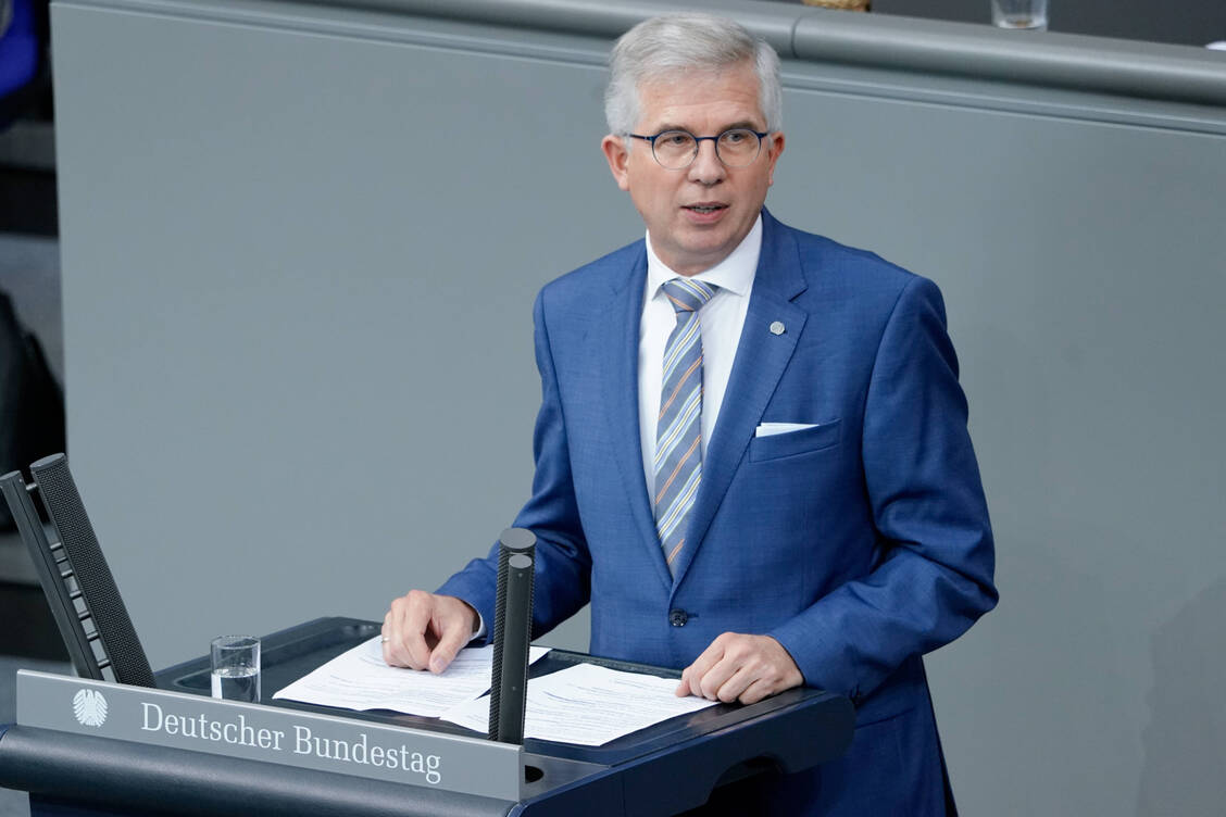 Der FDP-Politiker Andrew Ullmann befürchtet, dass Spahns Vorgehen beim digitalen Impfnachweis den Apothekern zum Nachteil werden könnte. / Foto: imago images/Political-Moments