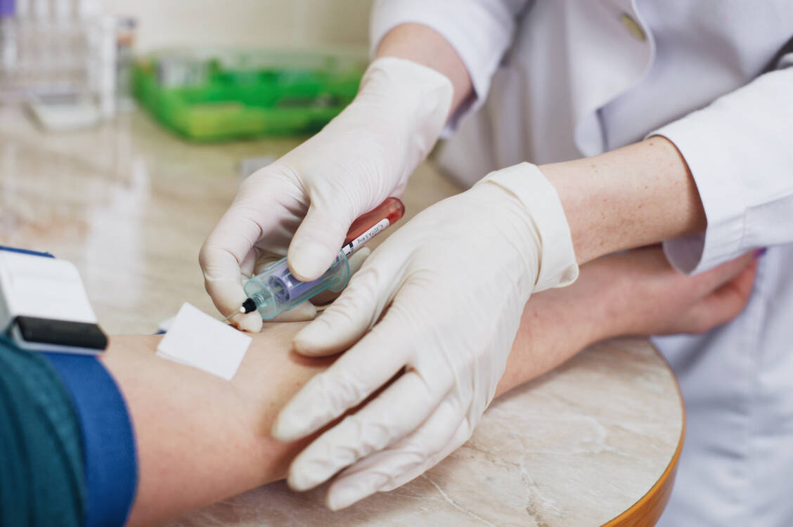 Das Prinzip der CAR-T-Zelltherapie beruht darauf, dass T-Zellen eines Patienten mit einem chimären Antigenrezeptor (CAR) ausgestattet werden. Dazu werden dem Patienten zunächst T-Zellen entnommen.  / Foto: Getty Images/Olga Efimova/EyeEm