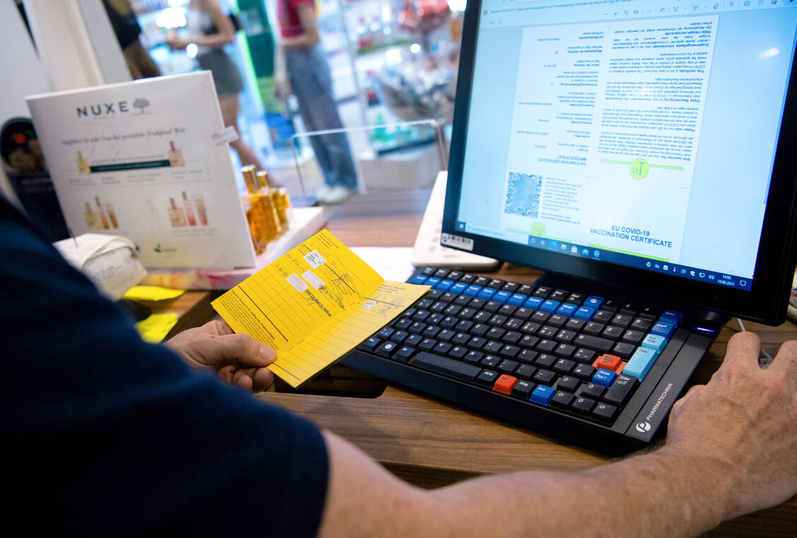 Apotheken sollen bald wieder Impfnachweise über das DAV-Portal austellen können. Die Prozesse bleiben trotz TI-Anbindung weitgehend gleich.  / Foto: picture alliance/dpa | Sven Hoppe