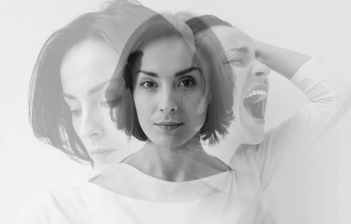 Antriebssteigerung, distanzloses oder risikoreiches Verhalten sowie Selbstüberschätzung können Symptome einer manischen Phase der bipolaren Störung sein, während es in depressiven Episoden zu niedergeschlagener Stimmung, Antriebslosigkeit, Interessenverlust, Hoffnungslosigkeit, Schuld- und Insuffizienzerleben sowie Suizidgedanken kommen kann. / © Shutterstock/My Ocean Production