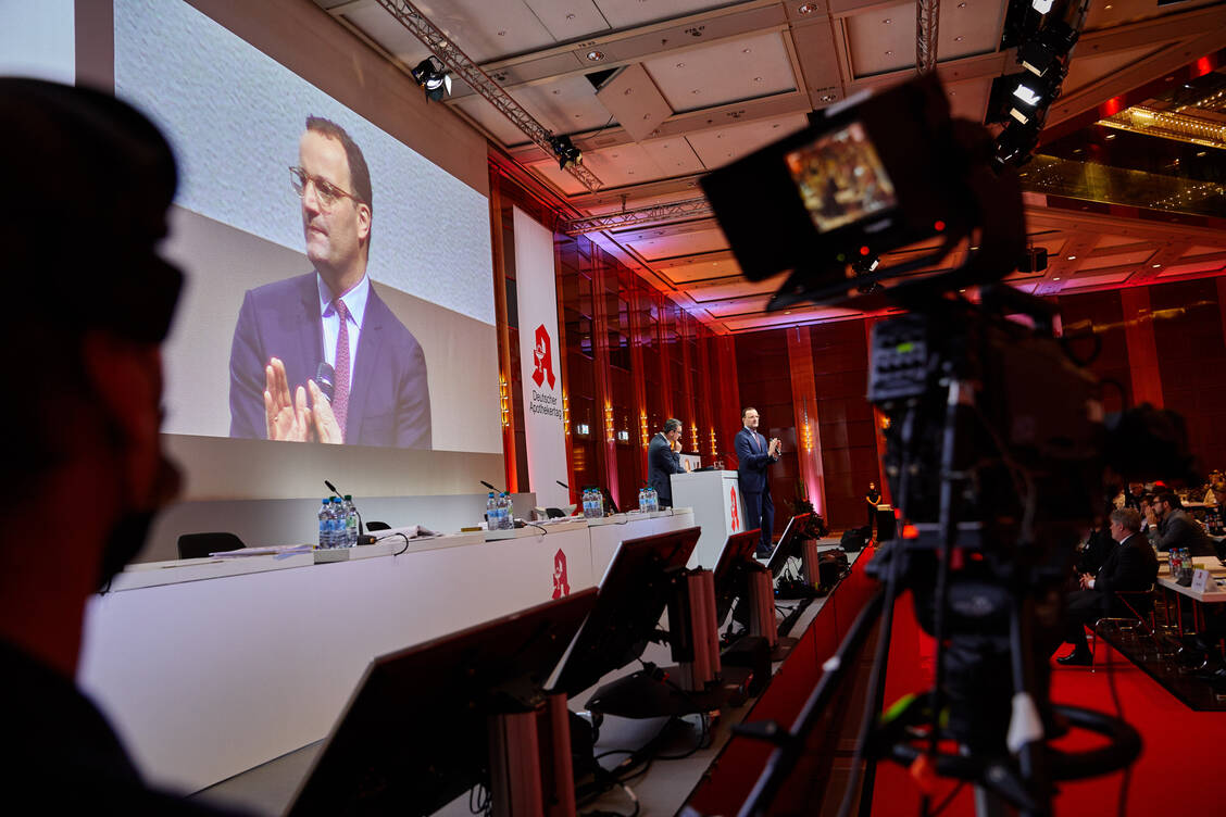 Nach einem Grußwort diskutierte Bundesgesundheitsminister Jens Spahn (CDU) auf dem diesjährigen Apothekertag mit den DAT-Delegierten. / Foto: ABDA/Erik Hinz