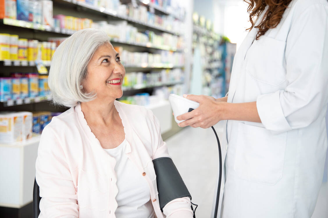 Apotheken sind eine niederschwellige Anlaufstelle, um professionell den Blutdruck messen zu lassen.  / © Getty Images/Lourdes Balduque