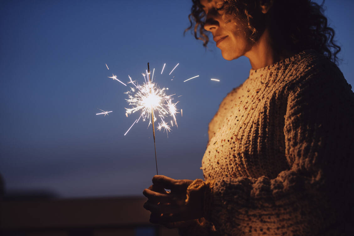 Trotz des Feuerwerksverbots sind Wunderkerzen zum Jahreswechsel erlaubt. / Foto: Adobe Stock/simona