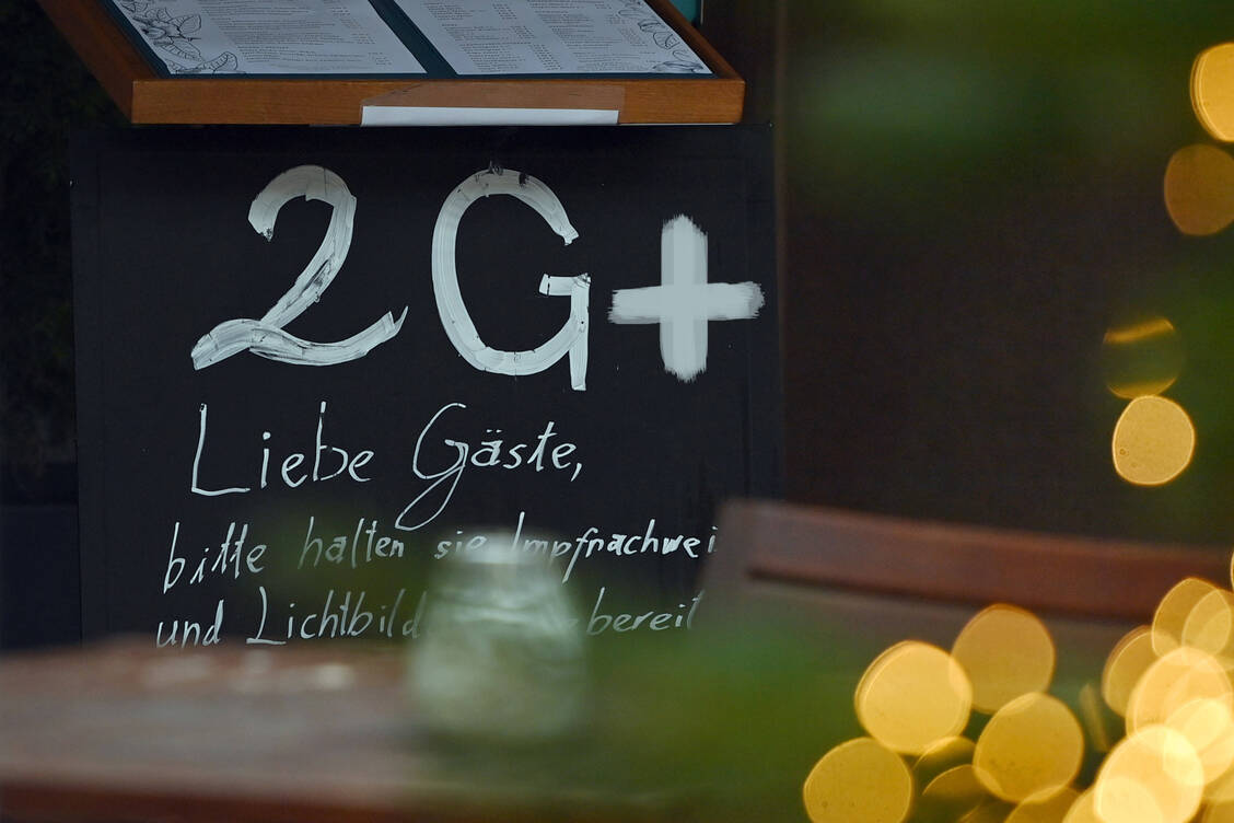 Nicht zugangsberechtigt: Wer zweifach geimpft und genesen ist, hat derzeit trotzdem keinen Booster-Status im Impfzertifikat. Und ist daher bei 2G-Plus-Zugangsbeschränkungen benachteiligt. / Foto: Imago Images/Sven Simon