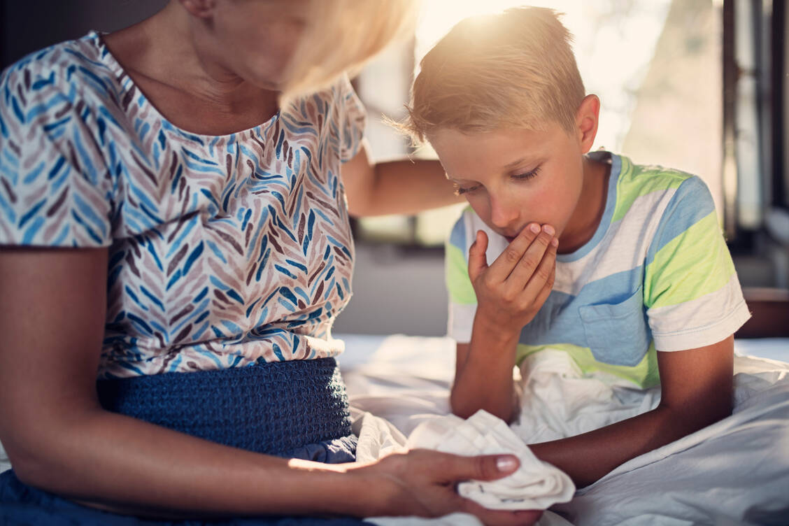 Eine akute Hepatitis äußert sich bei Kindern durch einen starken Anstieg der Transaminasewerte im Blut, häufig auch mit Gelbsucht. Voraus gehen meist Übelkeit und Erbrechen. / Foto: Getty Images/Imgorthand
