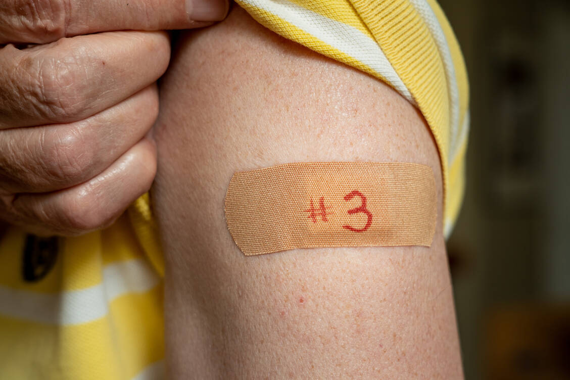 Noch gar nicht geboostert: Dem RKI-Bericht zufolge müssten noch etwa 1,3 Million Menschen im Alter ab 60 Jahren und etwa 7,8 Millionen Menschen unter 60 Jahren, die lediglich grundimmunisiert sind, ihren Impfschutz mit mindestens einer Impfung auffrischen. / Foto: Getty Images/Steven Heap