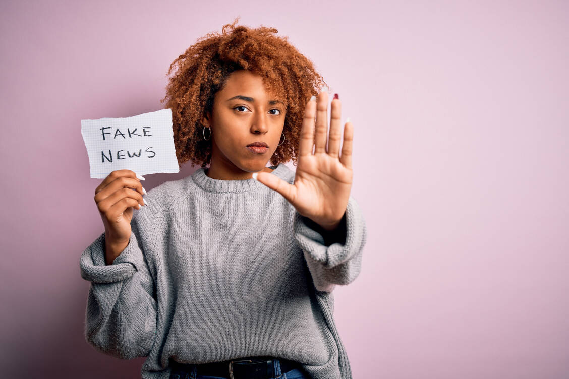 Fachleuten zufolge ist wichtig, dass vor allem das private Umfeld – Freunde, Bekannte oder Arbeitskollegen – widerspricht, wenn jemand Fake News weiterverbreitet. / Foto: Adobe Stock/Krakenimages.com