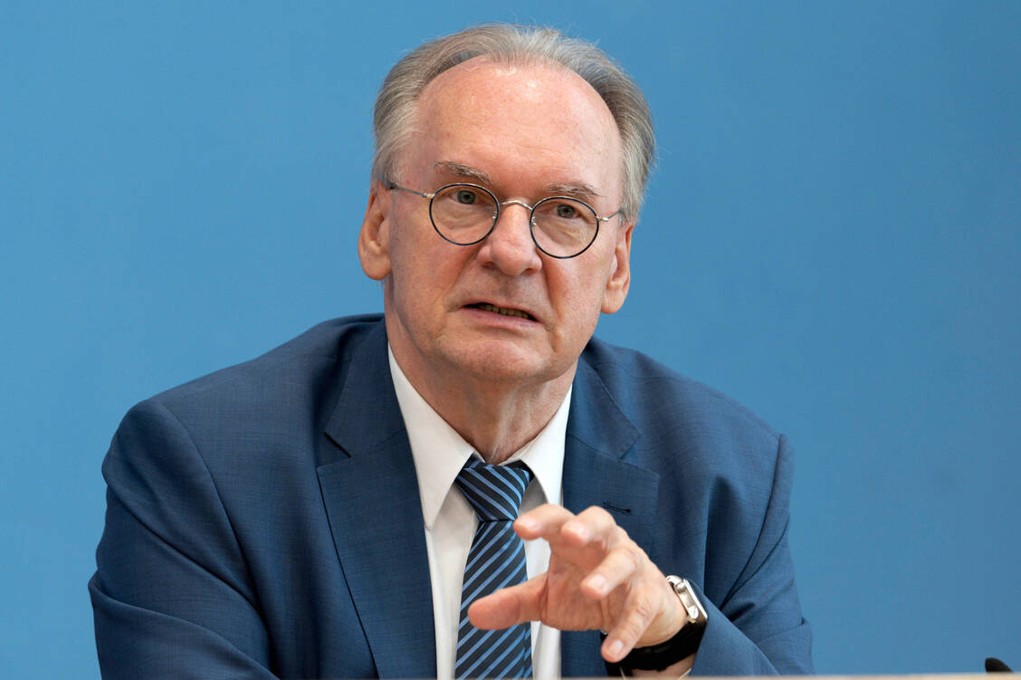 In Zusammenhang der Arzneimittel-Engpässe spricht Sachsen-Anhalts Ministerpräsident Reiner Haseloff von einer »defizitäre Entwicklung«, die er wieder umkehren möchte. / Foto: Imago/Rainer Unkel