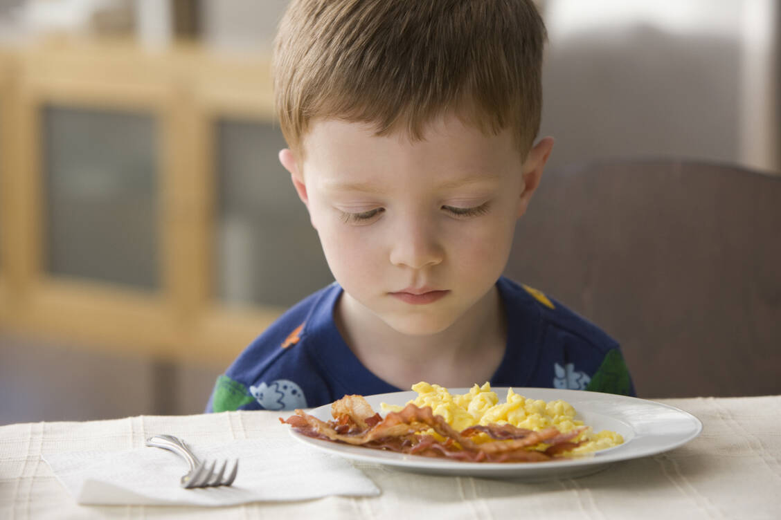 Möglichst fettarm, kleine Portionen, bevorzugt stopfende Lebensmittel: Patienten mit Kurzdarmsyndrom müssen viele Ernährungsvorschriften befolgen. / Foto: Getty Images/Jose Luis Pelaez Inc