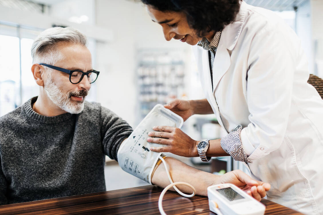 Die standardisierte Risikoerfassung bei Menschen mit Bluthochdruck, die mindestens ein antihypertensives Medikament einnehmen, ist eine der fünf pharmazeutischen Dienstleistungen. / Foto: Getty Images/Tom Werner