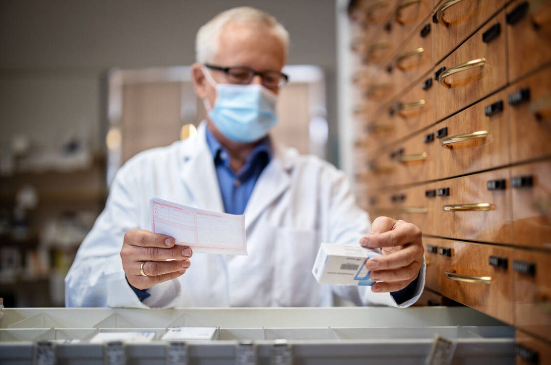 Neben der Wirtschaftlichkeit und Lieferfähigkeit müssen Apotheken bei jeder Rezeptbelieferung beachten, ob der Patient ein ausgetauschtes Medikament auch richtig anwenden würde. / Foto: Getty Images/Luis Alvarez