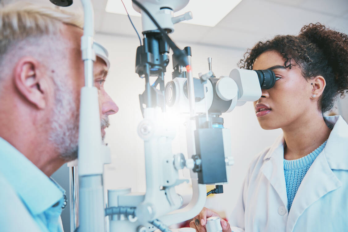 Möglicherweise wird eines Tages eine Untersuchung der Augen Auskunft geben, ob jemand unter Long Covid leidet. / Foto: Adobe Stock/Clement C/peopleimages.com