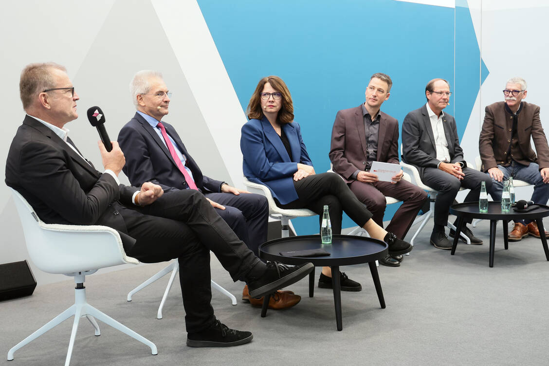 Diskutierten über das Lieferengpass-Gesetz (von links): Prof. Manfred Schubert-Zsilavecz von der Uni Frankfurt, DAV-Chef Hans-Peter Hubmann, Andrea Schmitz vom BAH, PZ-Chefredakteur Alexander Müller, Prof. Martin Hug vom Uniklinikum Freiburg und Ulrich Laut von der LAK Hessen. / Foto: PZ/Alois Mueller