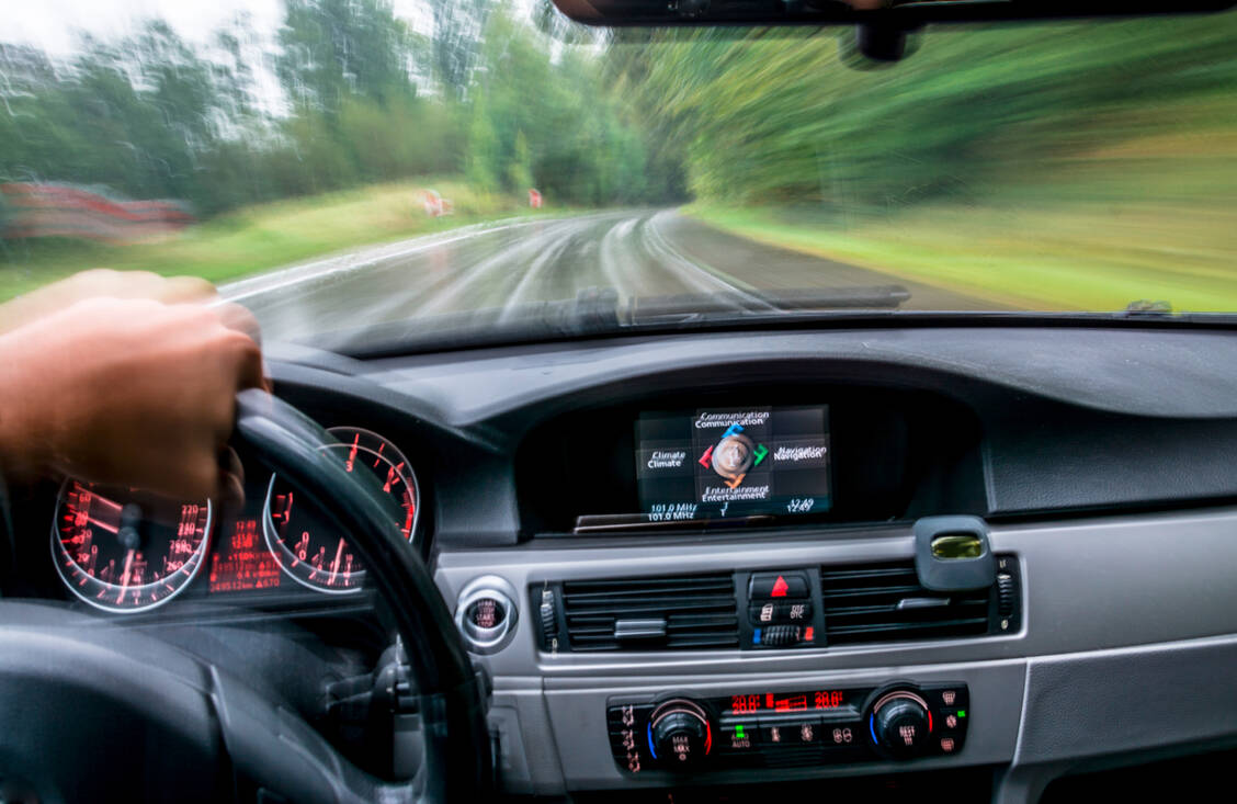 Sehstörungen, Konzentrationsschwäche, Müdigkeit: Medikamente können die Fahrtüchtigkeit auf vielerlei Weise beeinträchtigen. / Foto: Adobe Stock/marekbidzinski