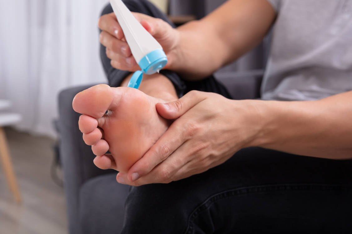 Ihren Füßen sollten Diabetiker besondere Aufmerksamkeit schenken und auch regelmäßig die Zehenzwischenräume kontrollieren. / Foto: Getty Images/Andrey Popov