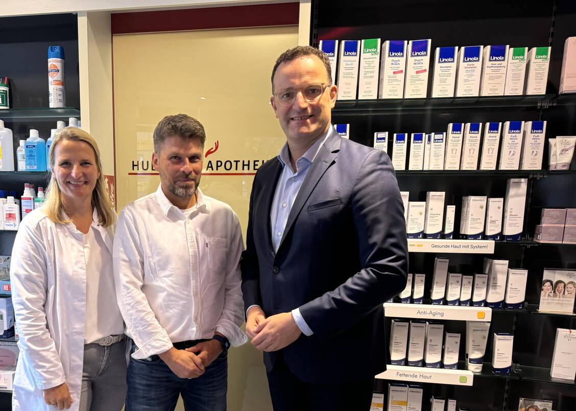 Die Apotheker Petra Hruby (v.l.) und Henning Hruby haben sich mit dem CDU-Bundestagsabgeordneten Jens Spahn über die aktuelle Lage der Apotheken vor Ort ausgetauscht. / Foto: AVWL