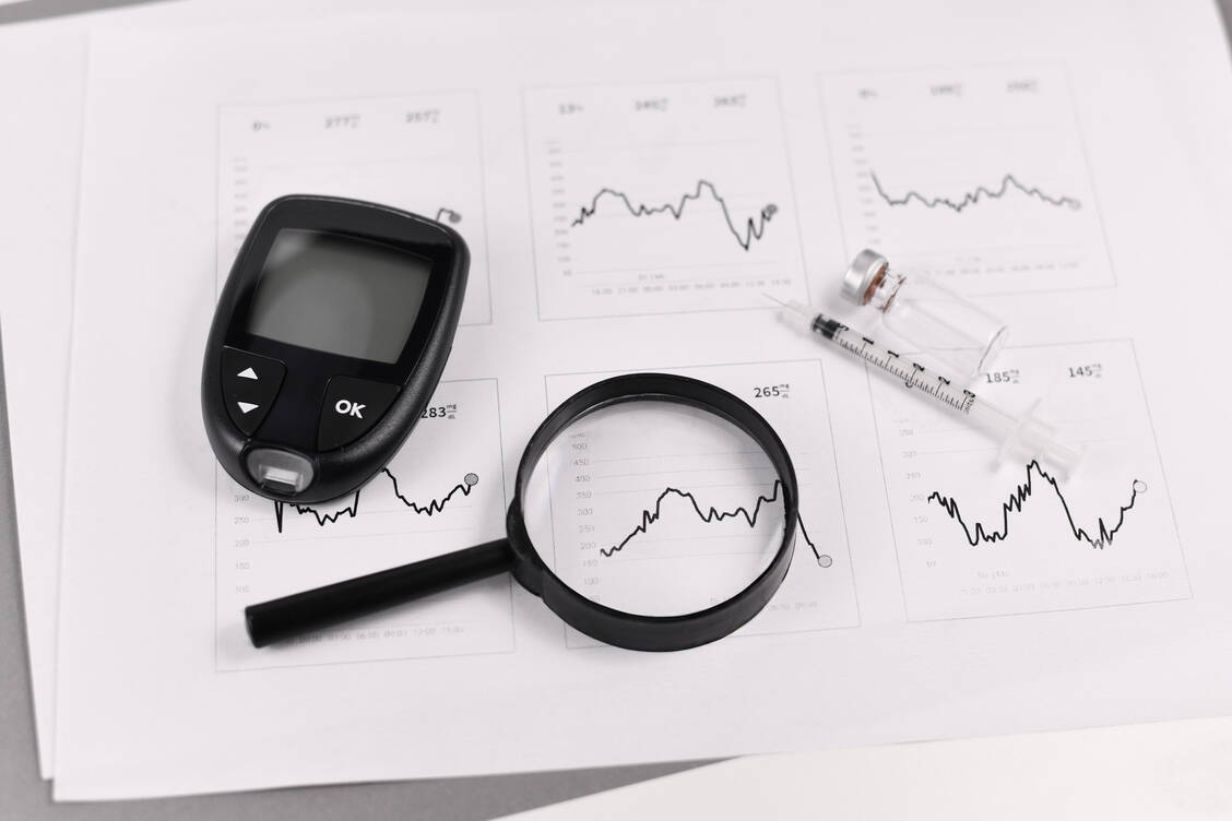 Blutzuckerspitzen und -täler sind bei Diabetes keine Seltenheit. Das Smartinsulin NNC2215 soll nur dann wirken, wenn der Zucker zu hoch ist und damit Unterzuckerungen vermeiden. Tierversuche waren vielversprechend. / © Adobe Stock/Firn