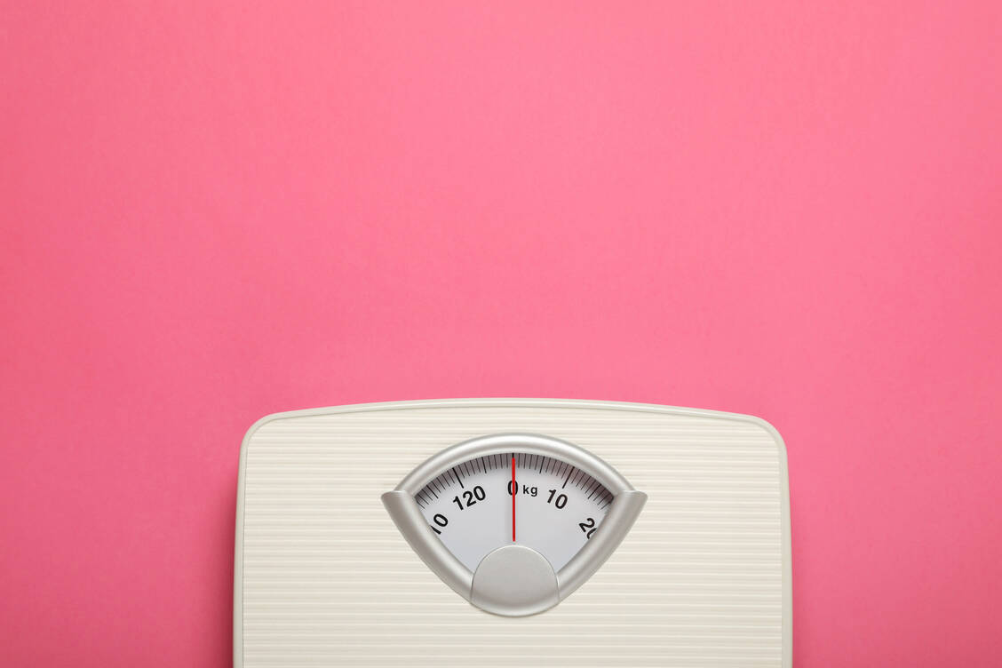 Eine Gewichtsreduktion könnte bei übergewichtigen Frauen PCOS die Menstruationsfrequenz erhöhen, lässt ein aktuelles Review vermuten. / © Adobe Stock/Liudmila Chernetska