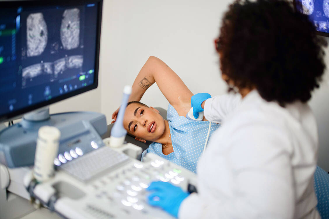 Die gängige Diagnosemethode in der Schwangerschaft ist die klinische Untersuchung mit Abtasten in Kombination mit der Mammasonografie. / © Getty Images/Anchiy