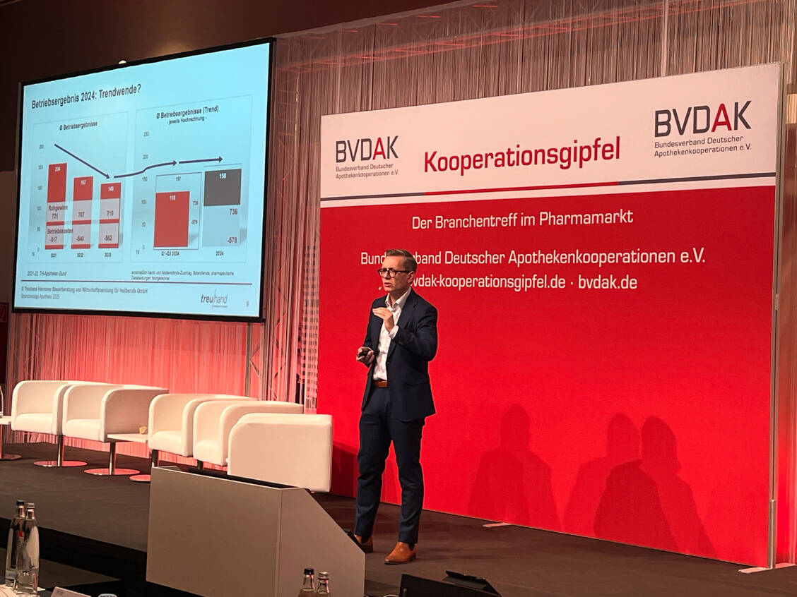 Sebastian Schwintek, Generalbevollmächtigter der Treuhand Hannover, präsentierte beim BVDAK-Gipfel die aktuellen wirtschaftlichen Zahlen der Apotheke,  / © PZ