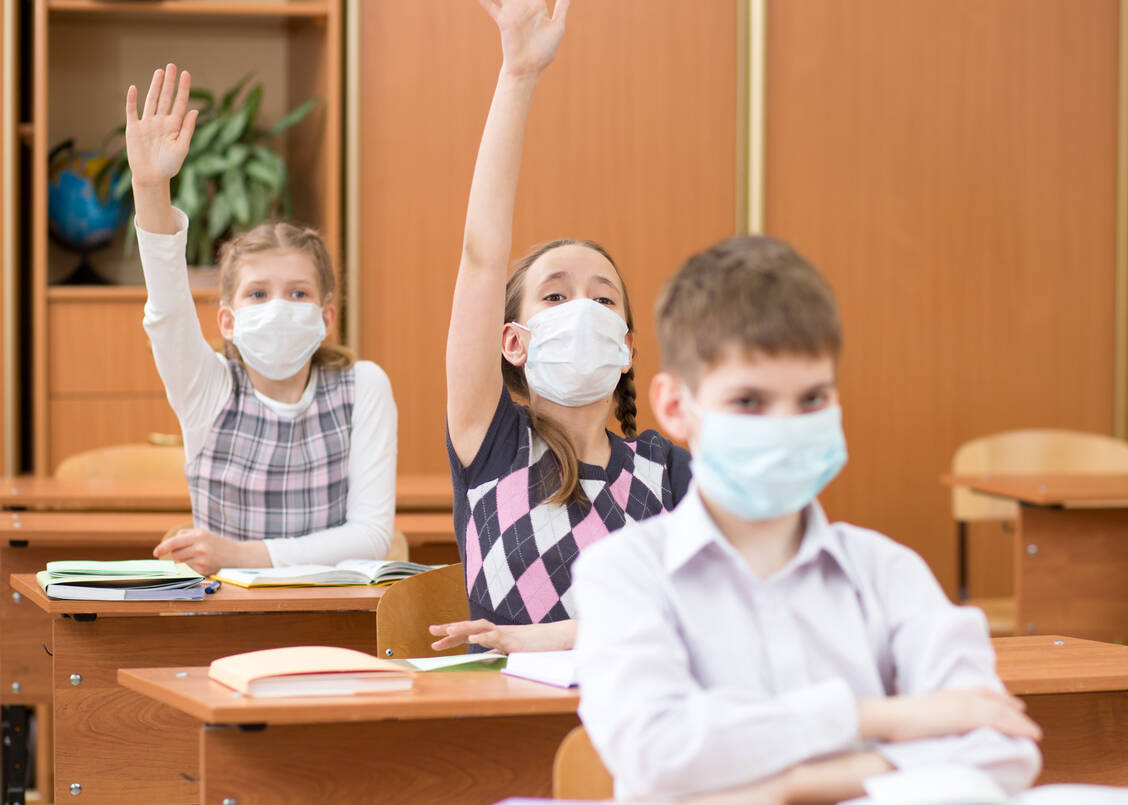 Wer soll zuerst zurück in die Schule? Dazu gibt es unterschiedliche Meinungen. Der Lehrergewerkschaft fehlt ein Konzept, wie Hygiene- und Abstandsregeln in den Schulen realisiert werden sollen – auch weil keine Schutzmasken verfügbar sind. / Foto: Adobe Stock/Oksana Kuzmina