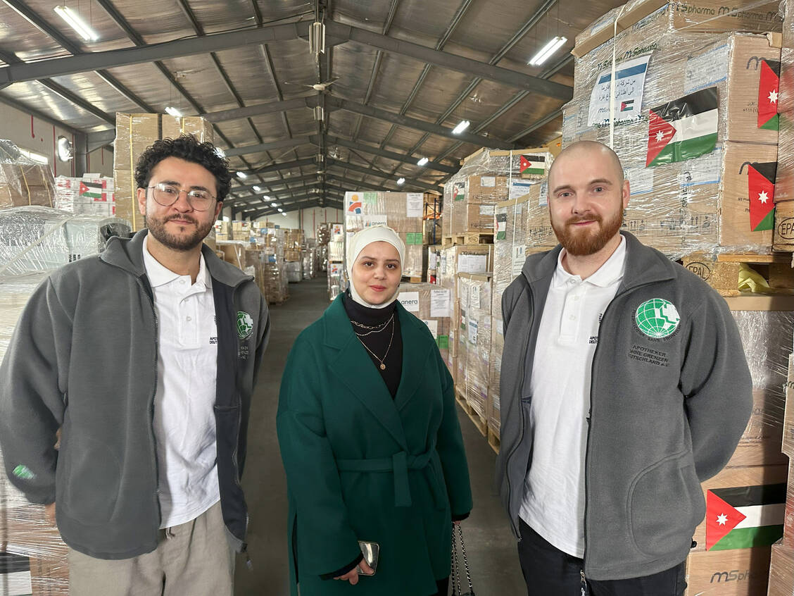Basel Karnoub (links) und Max Haselbach (rechts) mit Hadeel Abu Obaid, Mitarbeiterin der Partnerorganisation Anera, im Lager in Amman. / Foto: Apotheker ohne Grenzen