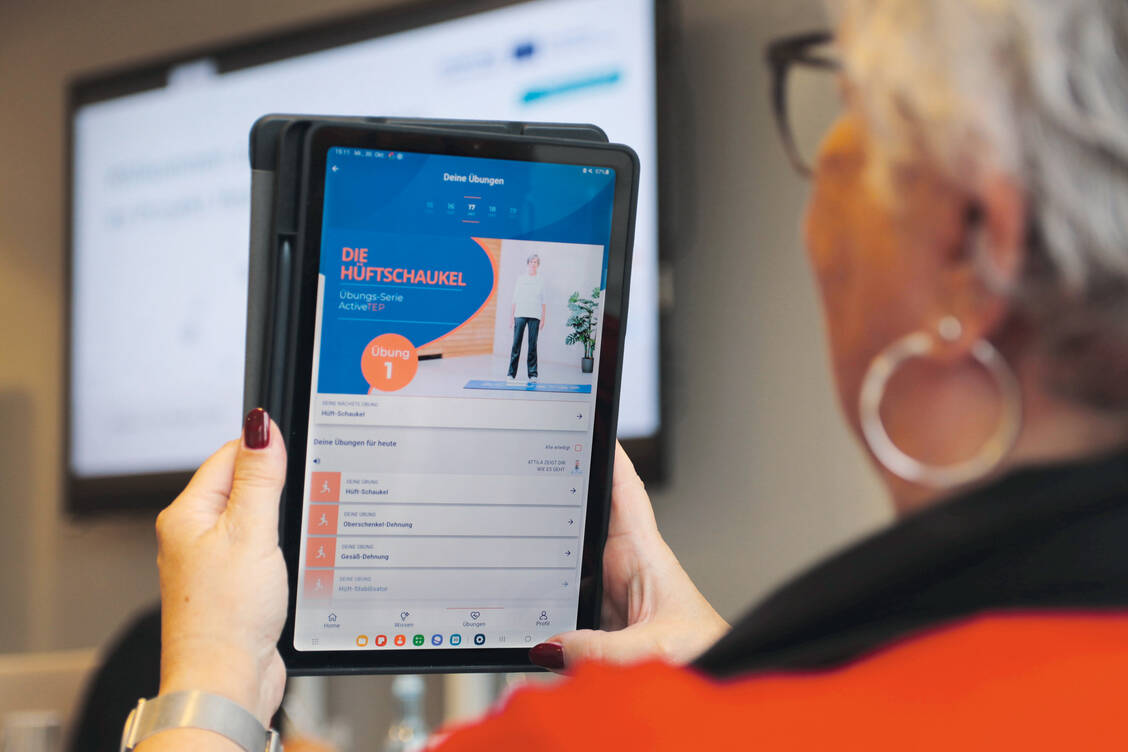 Vor allem ältere Menschen brauchen häufig eine Totalendoprothese (TEP) der Hüfte. Die App ActiveTEP bietet eine Hilfestellung bei der Vor- und Nachsorge der OP. / © CCS/Kerstin Roch