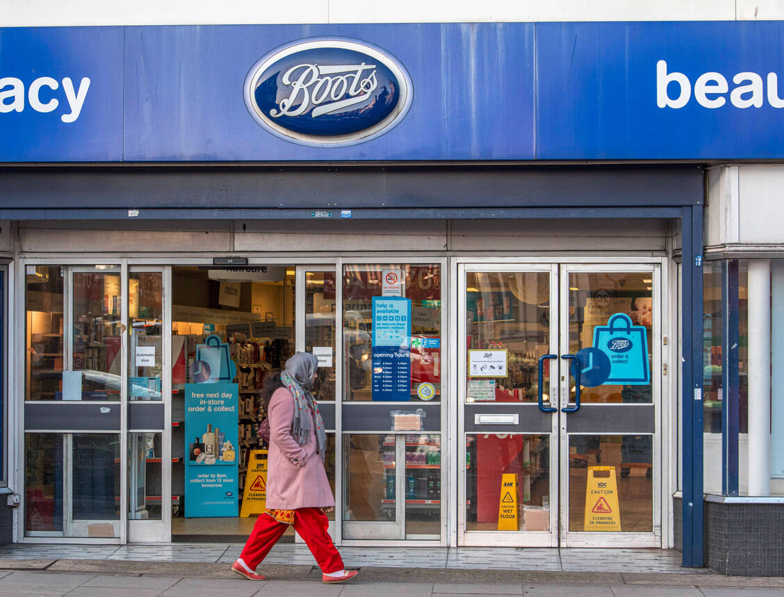 Die Apothekenkette Boots ist nach eigenen Angaben gerüstet, um mit pharmazeutischer Kompetenz das britische Gesundheitssystem sowie die Regierung beim Impfstoff-Rollout zu unterstützen. / Foto: imago images/ZUMA Press
