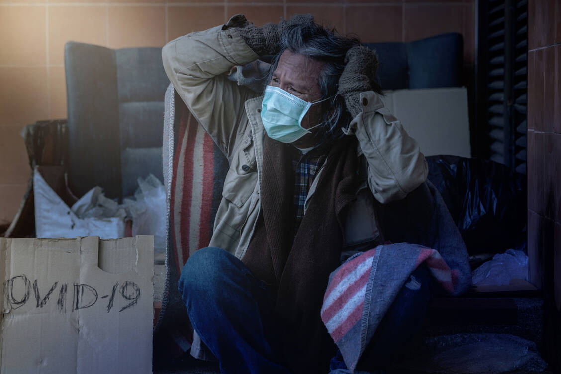 Obdachlose gehören ohnehin zu den Schwächsten der Gesellschaft mit einem hohen Risiko für eine Corona-Infektion sowie einen schweren Verlauf. Gerade sie sind auf Schutzmaßnahmen wie Masken angewiesen. / Foto: Adobe Stock/chomplearn_2001