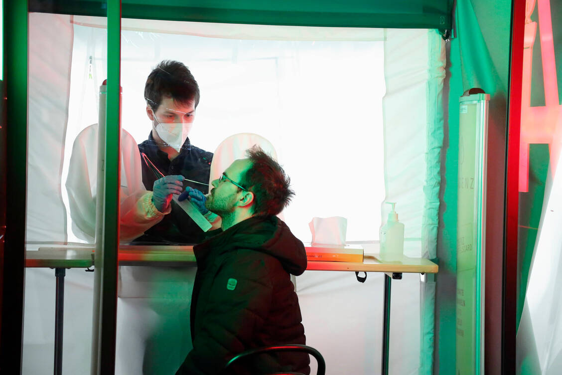 Wenn baden-württembergische Apotheker und ihre Teams auf das Coronavirus testen, dürfen sie priorisiert geimpft werden. / Foto: imago images/Viennareport