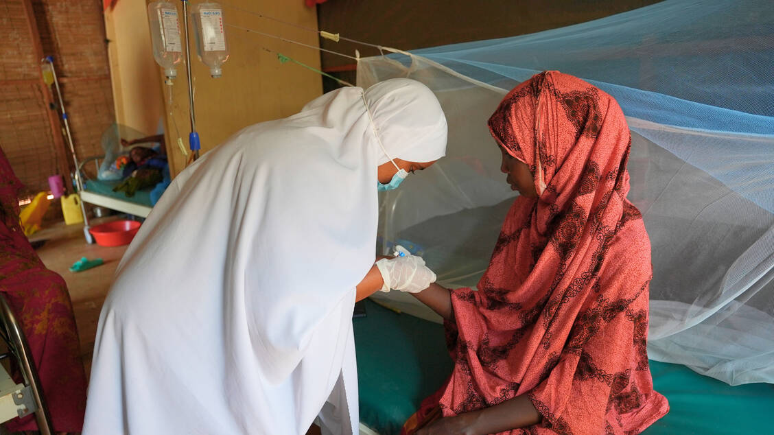 Eine Patientin mit Kala-Azar wird in einer von Ärzte ohne Grenzen unterstützten Station im Wajir County Refferal Hospital in Kenia behandelt (Mai 2025). / © MSF/Zainab Mohammed