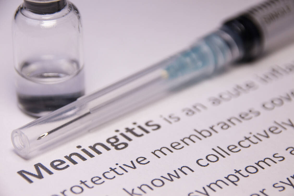 Eine Meningitis kann sich durch Verwirrtheit, Schläfrigkeit, Fieber, Kopfschmerzen, epileptische Anfälle und Nackensteifheit äußern. / © Getty Images/Hailshadow