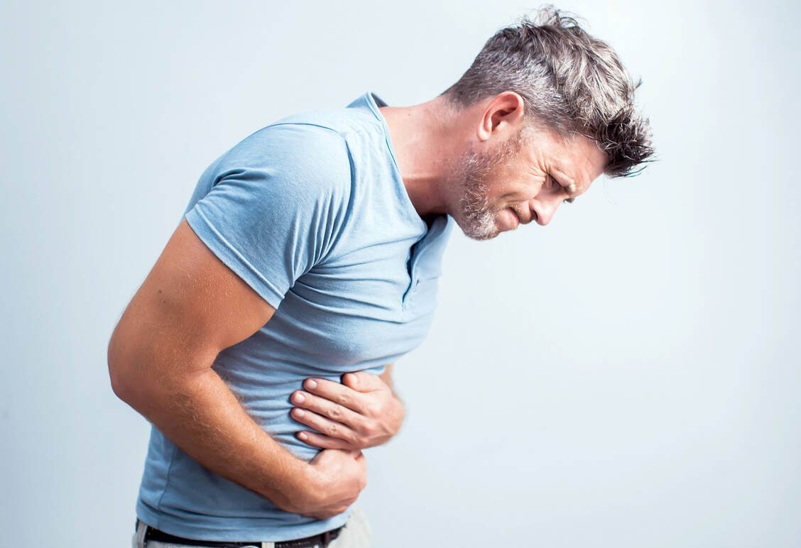Krampfartige Bauchschmerzen und Durchfall gehören zu den häufigsten Symptomen eines Morbus Crohn. Die meisten Patienten sind 20 bis 30 Jahre alt, wenn die Krankheit zum ersten Mal ausbricht. / Foto: Adobe Stock/Aleksej