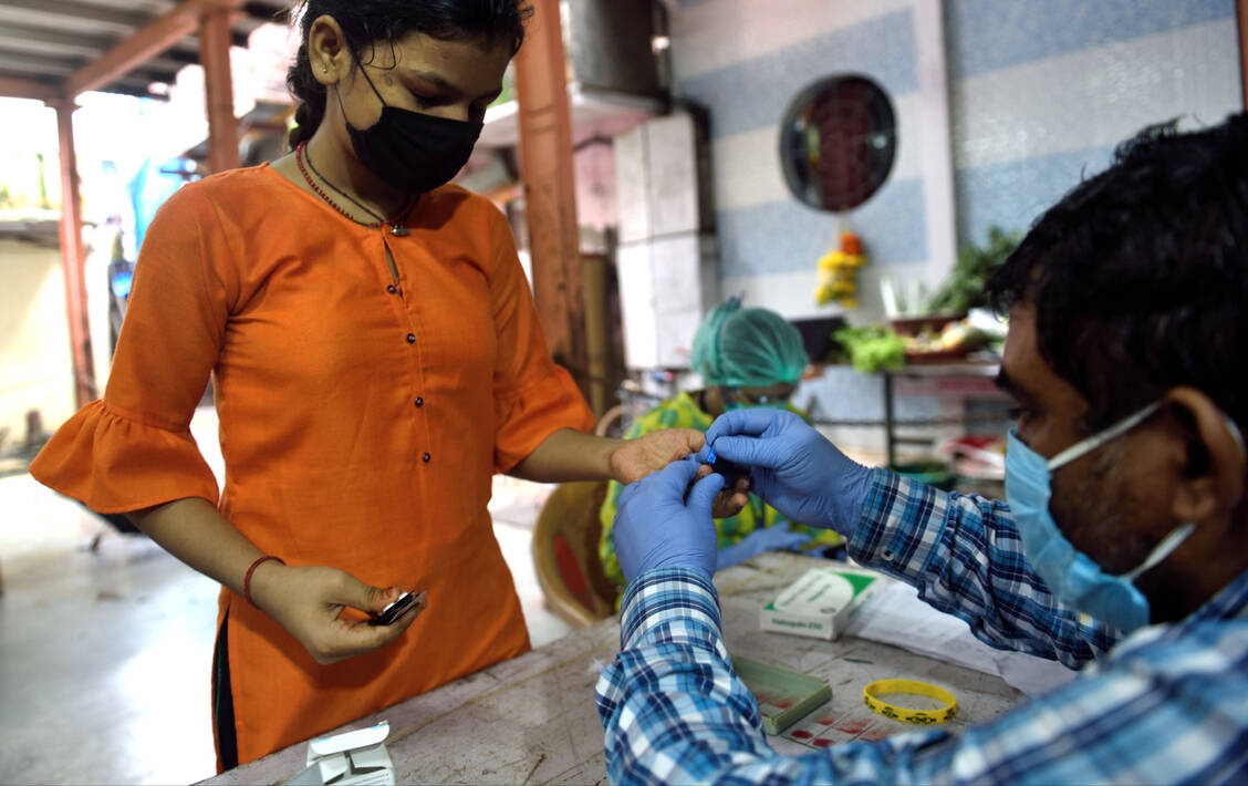 Entscheidend ist, dass Malaria früh erkannt und behandelt wird, wie hier bei einem Test in einem Slum von Bombay. / © Imago/Hindustan Times