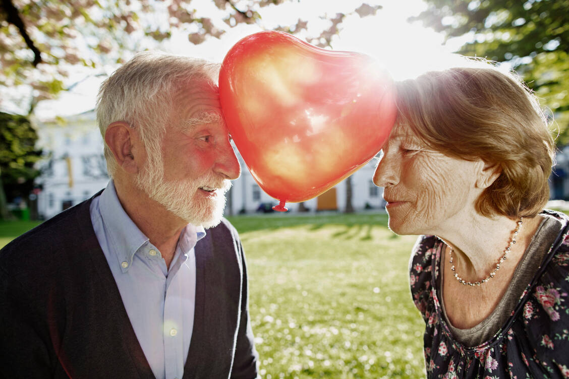 Negative Altersbilder machen krank. Wer umdenkt, profitiert. Insbesondere Liebe bleibt lebenswichtig. / © Getty Images/Oliver Rossi