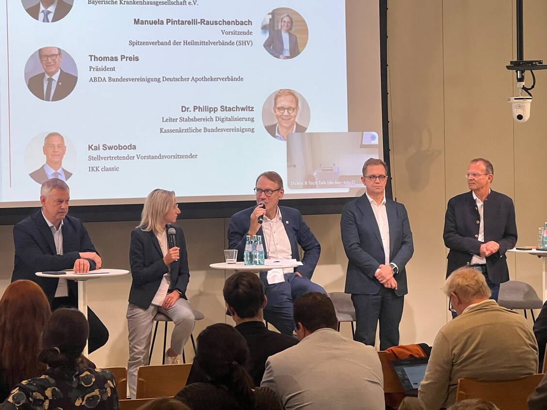 Diskutierten über die Rolle der KI im Gesundheitswesen (v. l.): Kai Swoboda (IKK Classic), Manuela Pintarelli-Rauschenbach (Spitzenverband der Heilmittelverbände), ABDA-Präsident Thomas Preis, Phillip Stachwitz (Kassenärztliche Bundesvereinigung) und Roland Engehausen (Bayerische Krankenhausgesellschaft). / © PZ/Melanie Höhn
