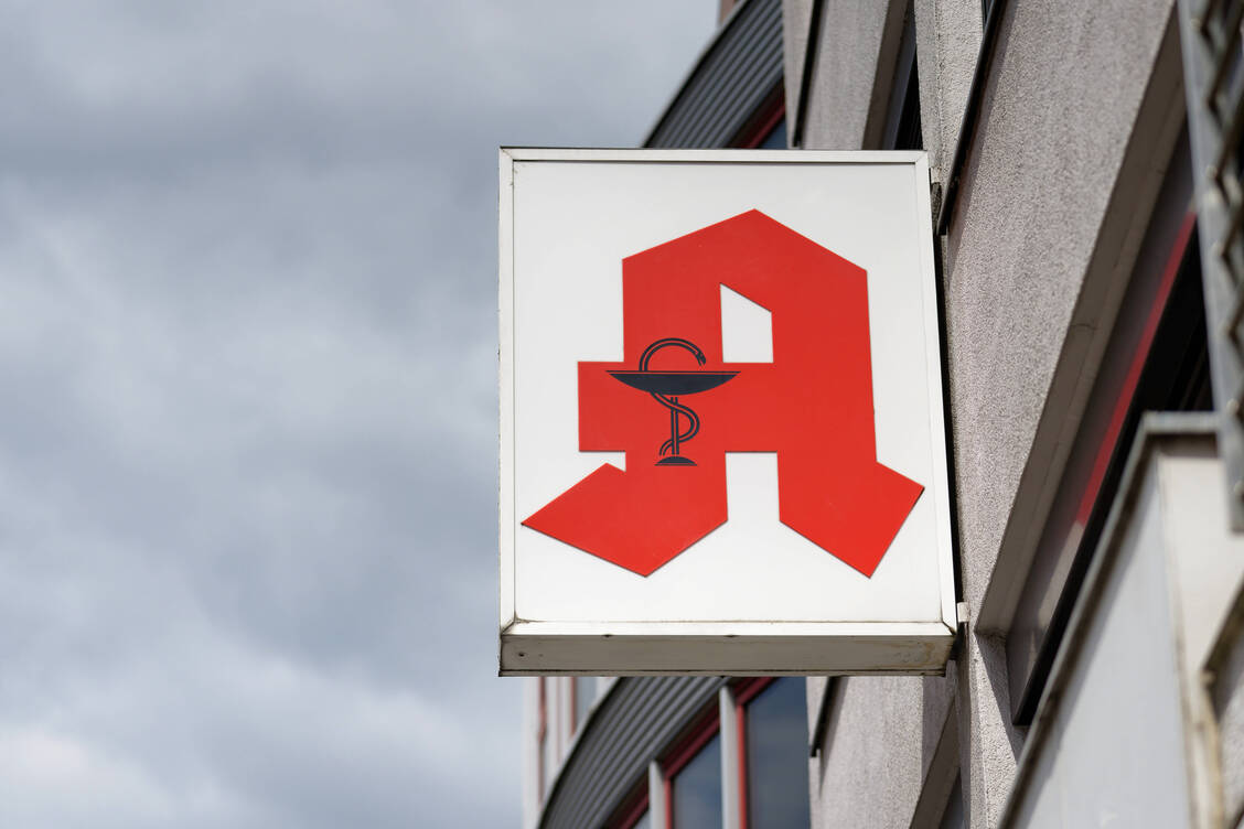 Die finanziellen Folgen gefälschter Rezepte treffen sowohl Apotheken als auch Krankenkassen. / © Imago/Zoonar
