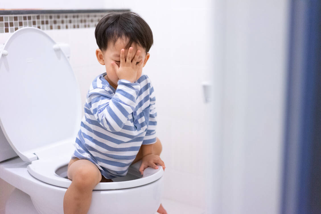 Bei jeglichen Störungen und Anzeichen von Schmerzen beim Wasserlassen sollte ein Kinderarzt die Ursache abklären. / Foto: Adobe Stock/No-Te