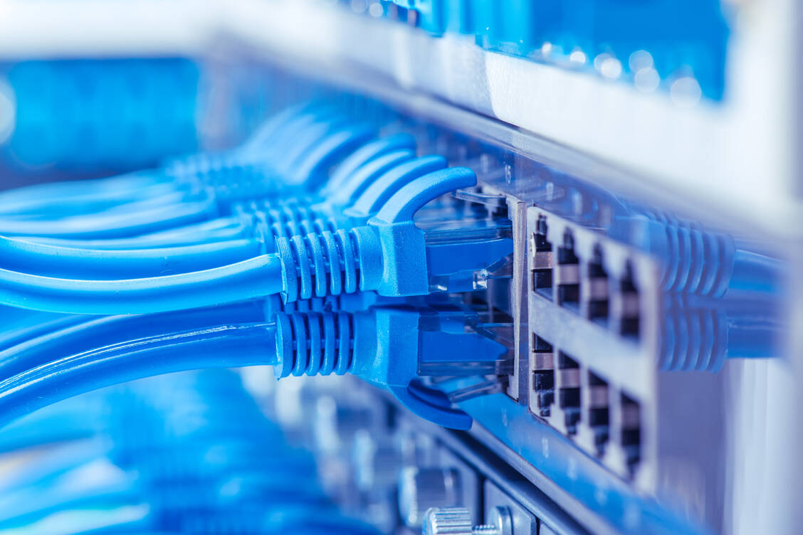Stöpsel raus für die alte Hardware: Weil die Sicherheitszertifikate bei vielen Konnektoren demnächst ablaufen, müssen diese ausgetauscht werden. / Foto: Adobe Stock/xiaoliangge