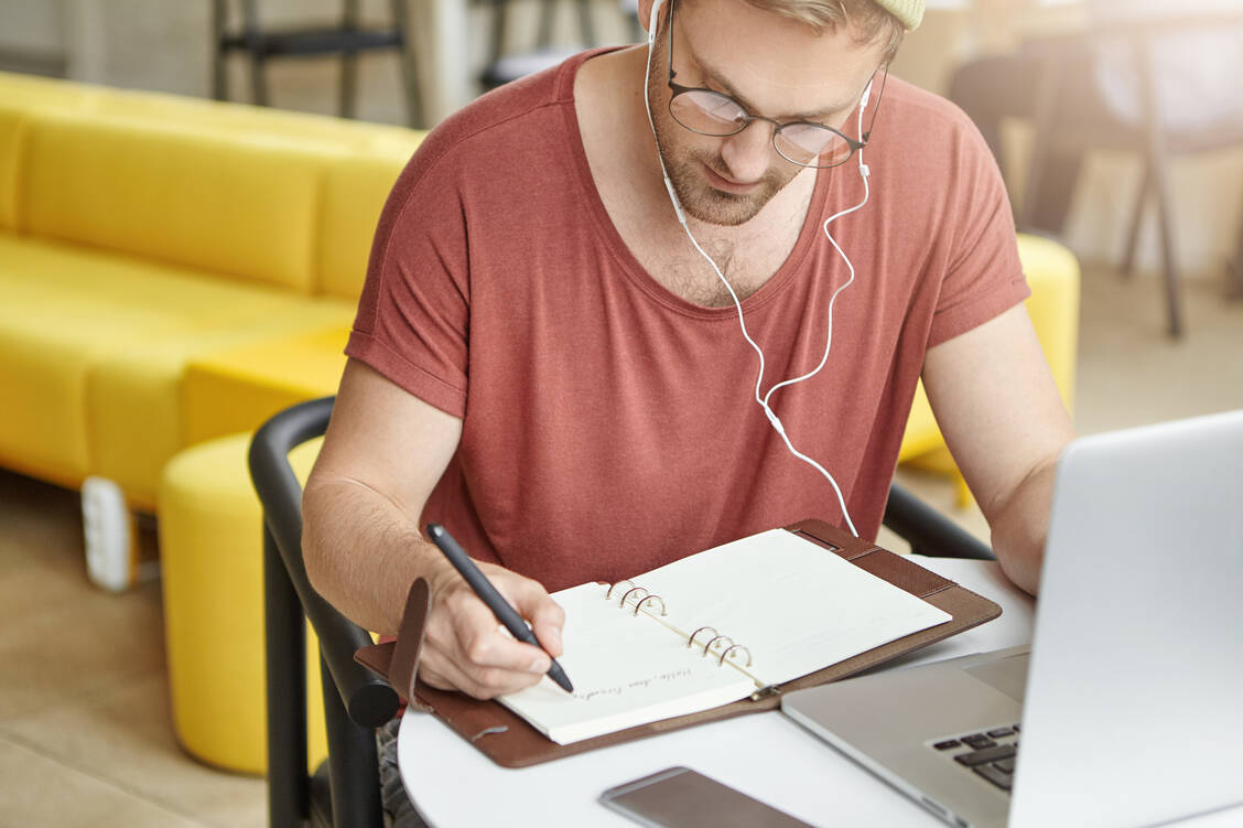 Wer sich konzentrieren muss und kreativ sein möchte, sollte besser keine Musik hören. / Foto: Adobe Stock/Wayhome Studio