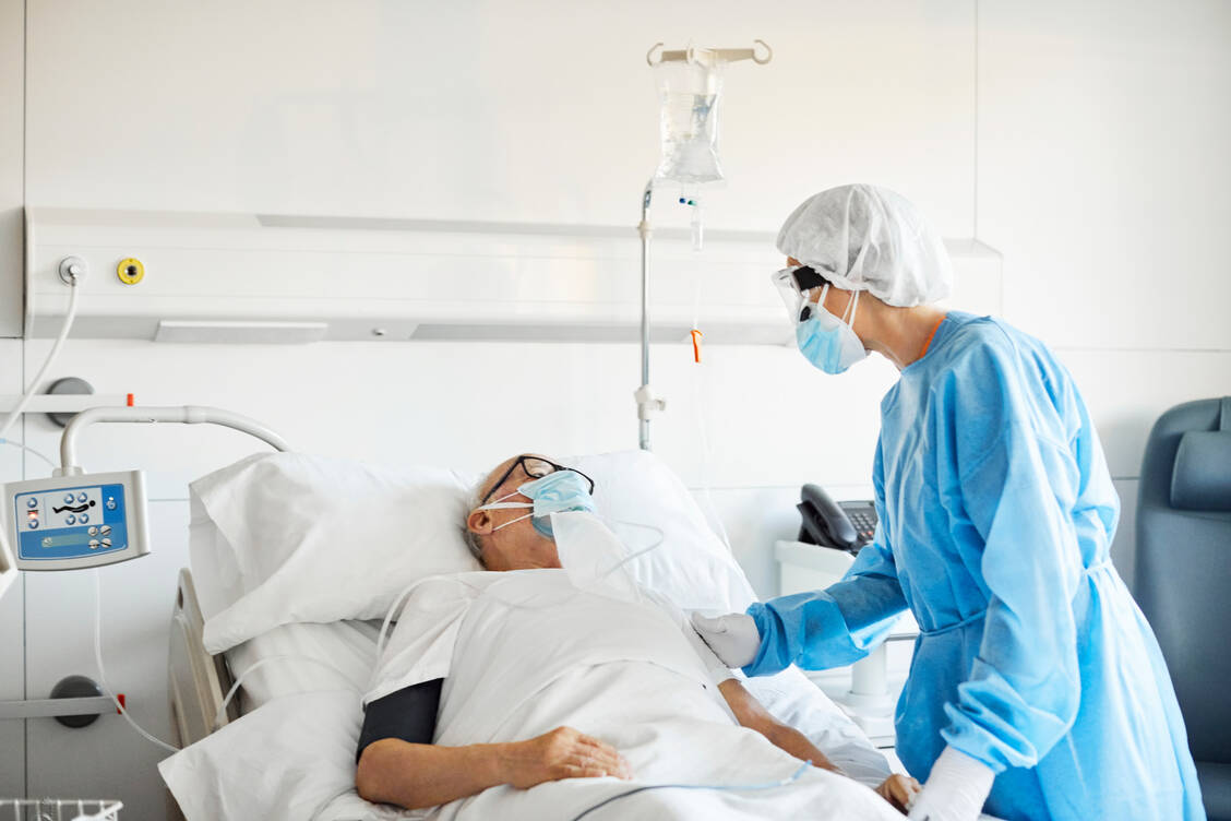 Zwar gibt es weniger stationär behandelte Covid-19-Patienten als in den Vorwochen. Der Druck auf das Gesundheitssystem und sein Personal bleibt jedoch hoch. / Foto: Getty Images/Morsa Images
