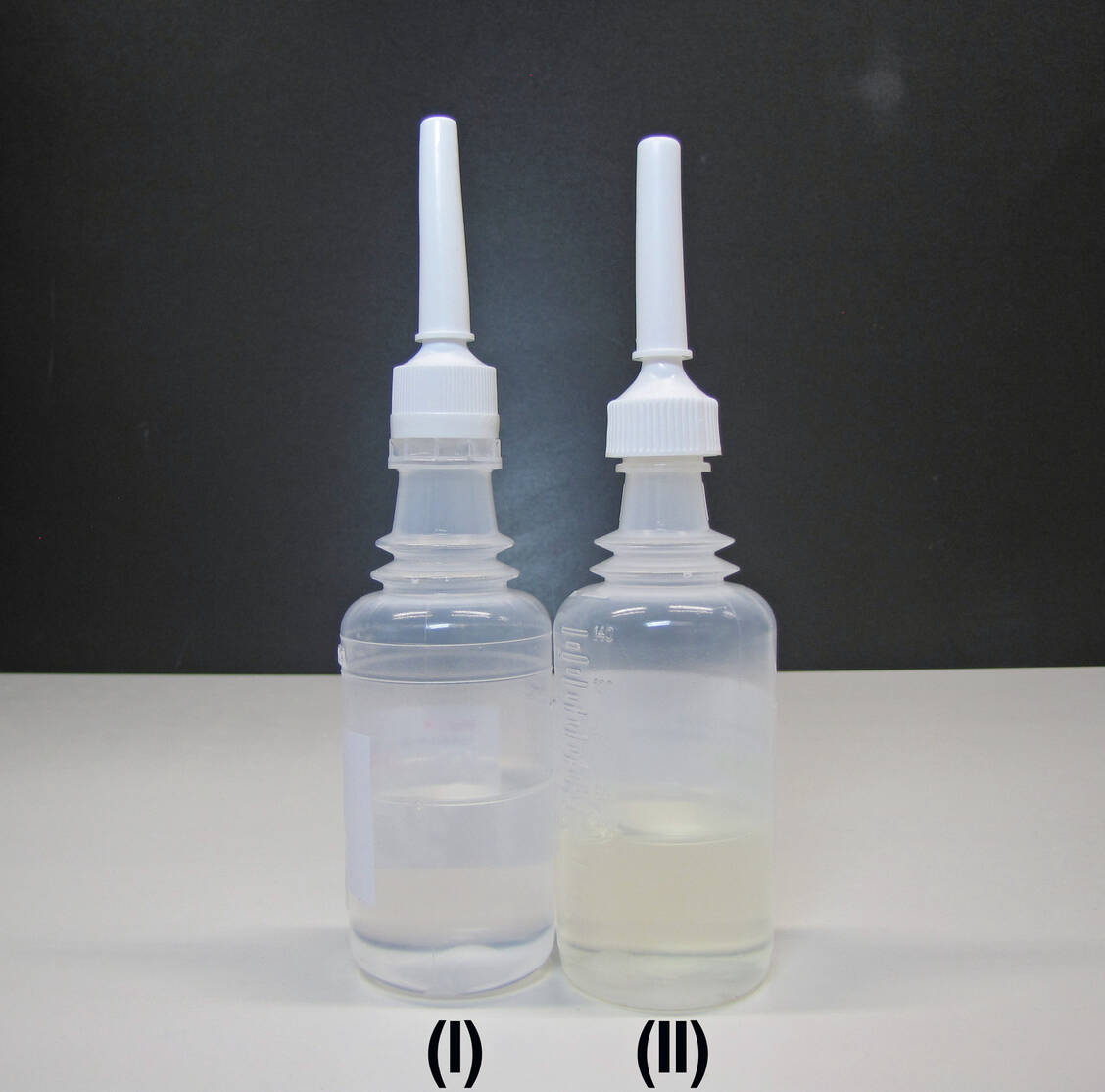 Die Lagerung ist entscheidend. (I) Sorbitol-Klysma korrekt im Kühlschrank gelagert. (II) Bei Raumtemperatur, falsch gelagertes, gelb verfärbtes Sorbitol-Klysma. / Foto: DAC/NRF