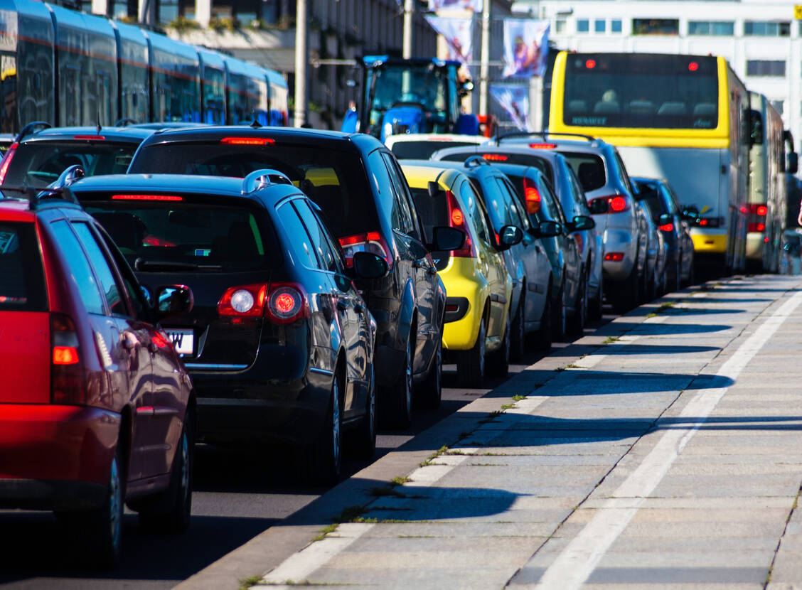 In Großstädten und an Hauptstraßen gibt es besonders viel davon: Verkehrslärm. / Foto: Adobe Stock/Gina Sanders