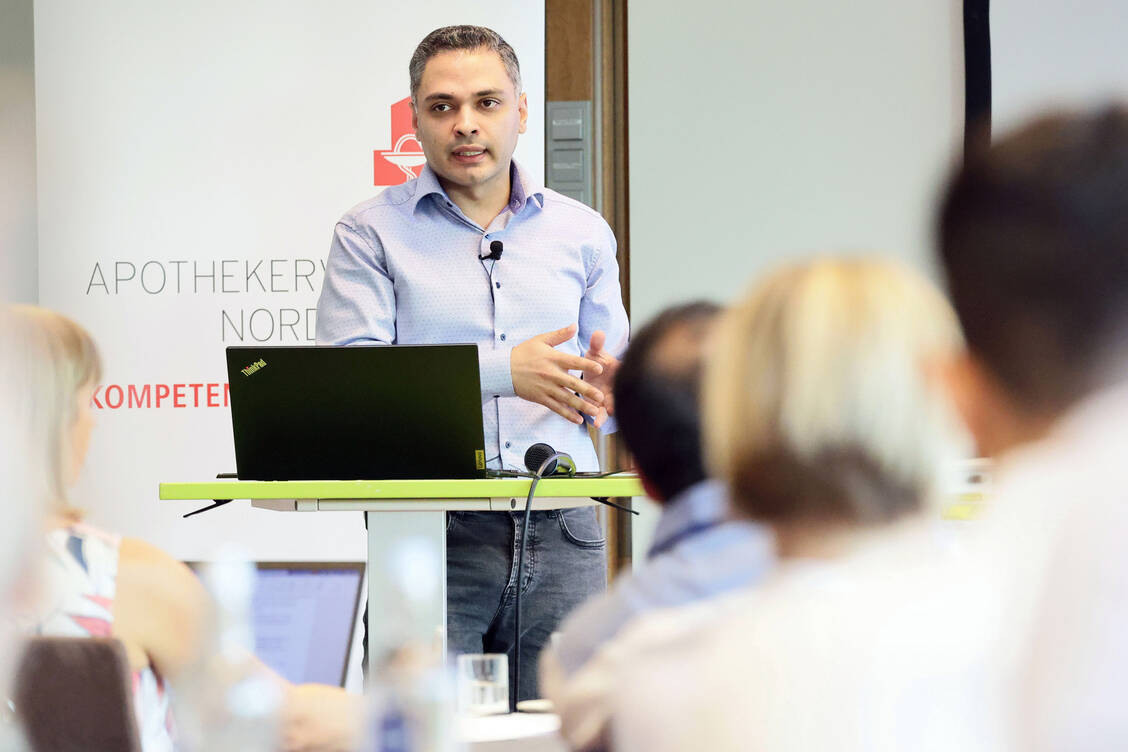 Seit Oktober 2022 stolzer Inhaber einer eigenen Apotheke: Ozan Hirlak teilte seine Erfahrung beim Existenzgründer-Workshop, den er selbst zuvor besuchte hatte. / Foto: AVNR/Alois Müller