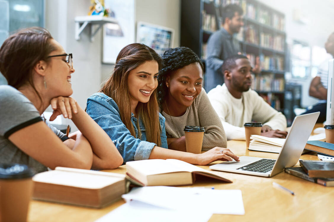 Im Seminar bearbeiten Pharmaziestudierende des achten Fachsemesters in Kleingruppen echte Patientenfälle und besprechen diese anschließend mit den behandelnden Ärzten. / Foto: Adobe Stock/Jadon Bester/peopleimages.com