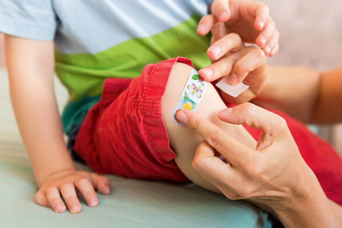 Schrammen am Knie gehören zu einer glücklichen Kindheit dazu. Sie sollten jedoch richtig versorgt werden. / Foto: Fotolia/cicisbeo