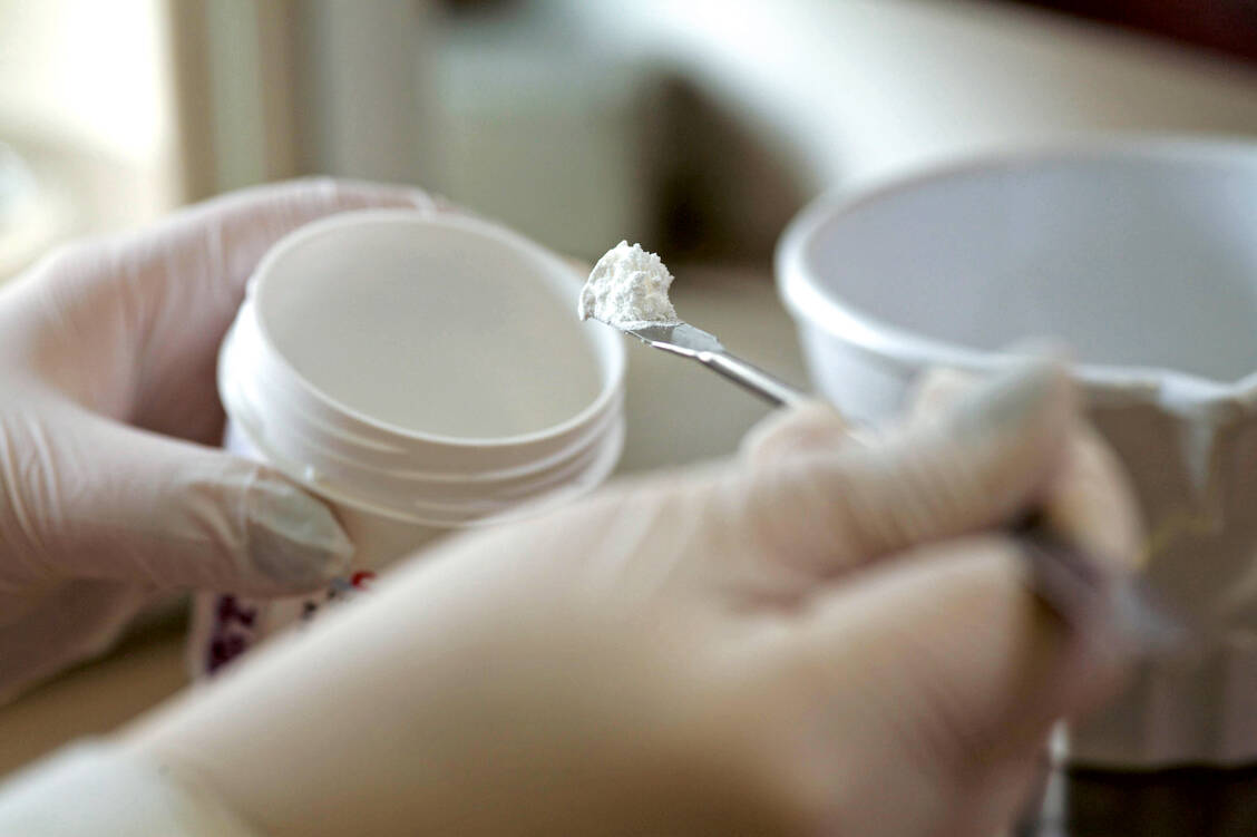 Rezeptur­arzneimittel können mithilfe einer Wirkstoff-Rezeptursubstanz oder eines Fertigarzneimittels hergestellt werden. Oberste Priorität bei der Auswahl hat die pharmazeutische Qualität. / Foto: imago/JOKER